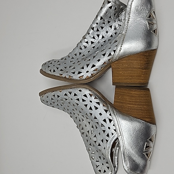 Anthro Musse & Cloud Laser Cut Leather Stacked Heel Silver Ankle Boots Size 7 - Picture 8 of 16